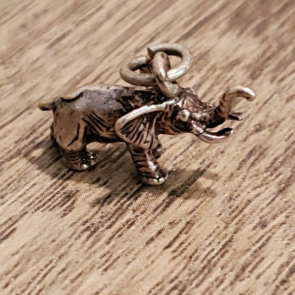 Petite trumpeting elephant charm pendant - Picture 1 of 3